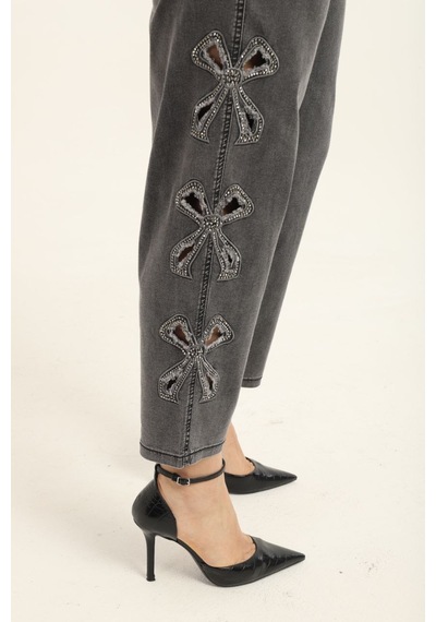 Zanessi Fashıon Büyük Beden Yüksek Bel Taş Detaylı Likralı Beli Lastikli Denim Mom Kadın Pantolon Siyah Zanessi Fashıon Büyük Beden Yüksek Bel Taş Detaylı Likralı Beli Lastikli Denim Mom Kadın Pantolon Siyah