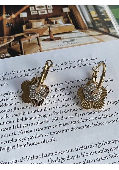 Kadın Zirkon Taşlı Yonca Çelik Kararmaz Gold Kaplama Küpe Çifti Altın