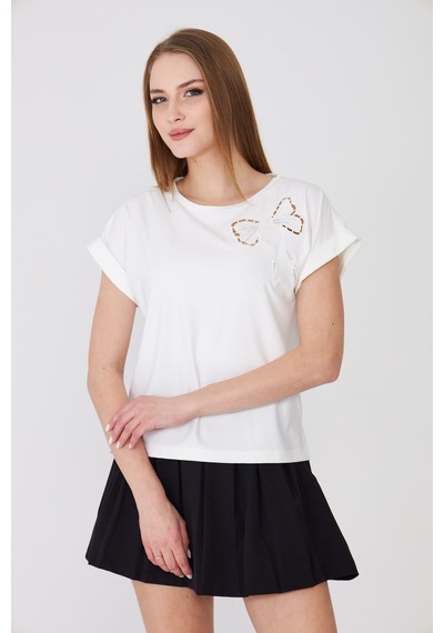 Sortie Collection Göğsü Fiyonk Nakışlı Yırtmaçlı Modal Basic Tişört Ekru Sortie Collection Göğsü Fiyonk Nakışlı Yırtmaçlı Modal Basic Tişört Ekru