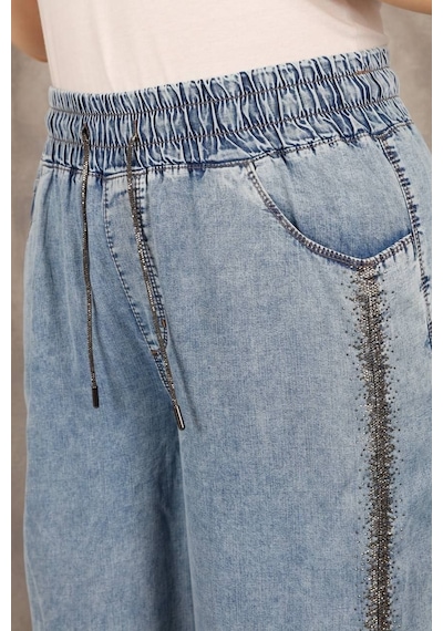 Zanessi Büyük Beden Beli Lastikli Bağcıklı Yandan Taşlı Şerit Detaylı Dökümlü Tensel Kumaş Bol Paça Denim Kadın Pantolon Mavi Zanessi Büyük Beden Beli Lastikli Bağcıklı Yandan Taşlı Şerit Detaylı Dökümlü Tensel Kumaş Bol Paça Denim Kadın Pantolon Mavi