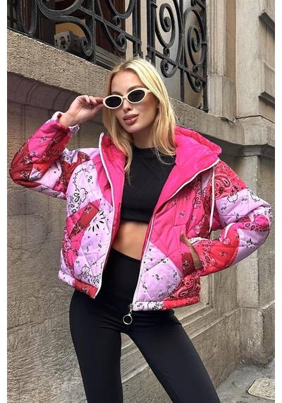 Pembe Desenli Kapüşonlu Kolları Fermuarlı Kısa Şişme Mont