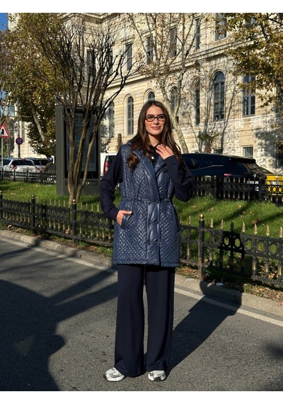 Esra Butik78 Kapitone Şişme Yelekli Tesettür 3 Lü Takım Spor Şık Modern Kombin Yelek + Sweatshirt + Pantolon Lacivert Esra Butik78 Kapitone Şişme Yelekli Tesettür 3 Lü Takım Spor Şık Modern Kombin Yelek + Sweatshirt + Pantolon Lacivert