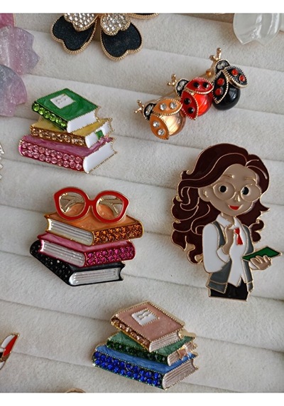 Pembe, Sarı, Yeşil Kitap Broş Renkli