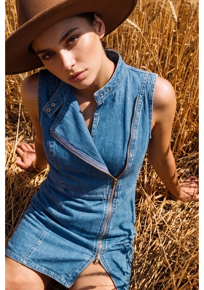 Fashion Cocktail Biker Yaka Fit Likralı Boyundan Etek Ucuna Verev Çapraz Fermuarlı Vücuda Tam Oturan Y2k Tarzı Yırtmaca Dönüşen Çapraz Tasarımlı Çıtçıt Dik Yakalı Kolsuz Kot Elbise Mavi Fashion Cocktail Biker Yaka Fit Likralı Boyundan Etek Ucuna Verev Çapraz Fermuarlı Vücuda Tam Oturan Y2k Tarzı Yırtmaca Dönüşen Çapraz Tasarımlı Çıtçıt Dik Yakalı Kolsuz Kot Elbise Mavi