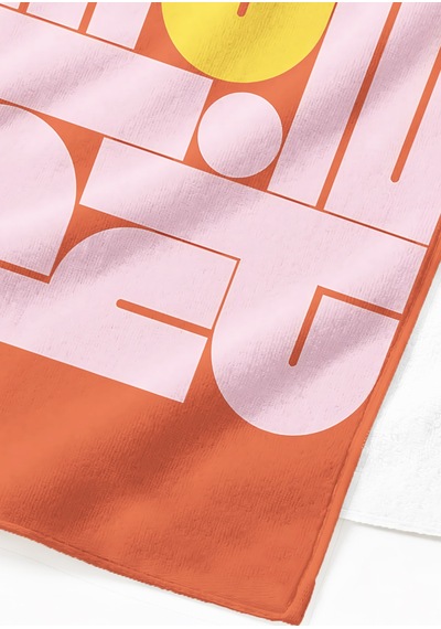 Modern Tipografik Plaj Havlusu - Soyut Geometrik Turuncu Pembe Hızlı Kuruyan Mikrofiber Havlu Dalgın Tınısı