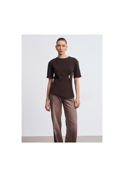 Dilvin 32445 Aksesuar Detaylı Basic T-shirt Kahverengi