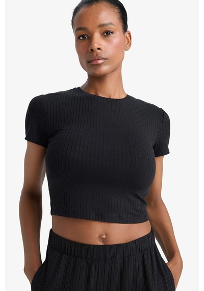 DeFactoFit Cropped Fit Bisiklet Yaka Sporcu Kısa Kollu Tişört E2536AX25SMBK81