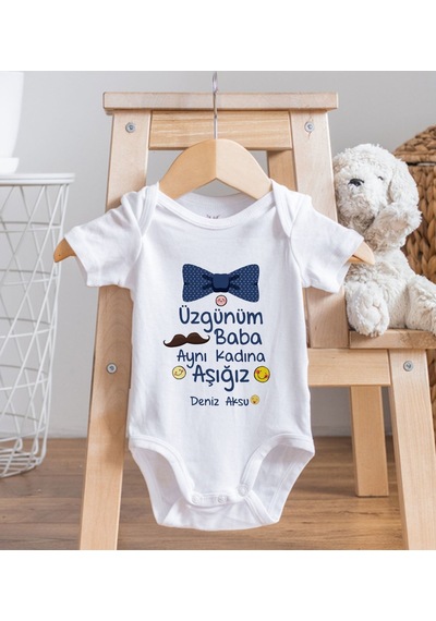 Bk Gift Bk Kids İsimli Aynı Kadına Aşığız Tasarımlı Bebek Body Zıbın - Model 1 Sarı