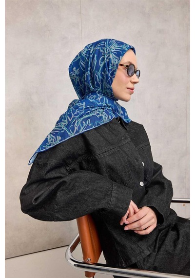 Silk Home Pamuk Polyester Soft Eşarp Koyu Mavi Lilium Desenli Kaymaz Dokulu 90x90 Çok Renkli