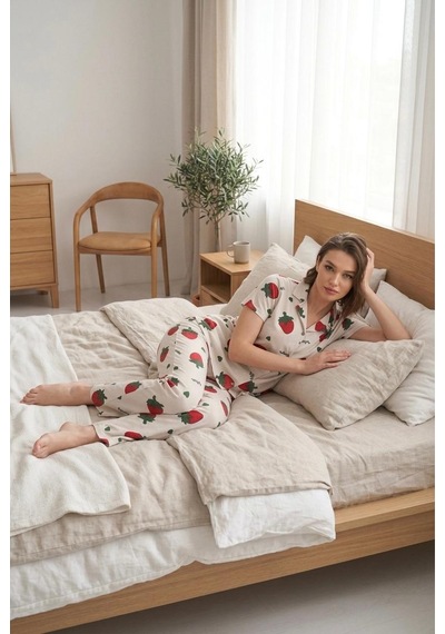 Oreiro Kadın Çilek Desenli Düğmeli Pijama Takımı - Kısa Kollu Pamuklu Yazlık Ev Giyimi Seti Beyaz - Kırmızı Oreiro Kadın Çilek Desenli Düğmeli Pijama Takımı - Kısa Kollu Pamuklu Yazlık Ev Giyimi Seti Beyaz - Kırmızı