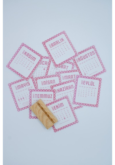 Ahşap Standlı Dalgalı Kesim Pembe Puantiyeli 2027 Masaüstü Takvimi 8,5x9,5 Cm - Estetik Yeni Yıl Hediyesi Çok Renkli
