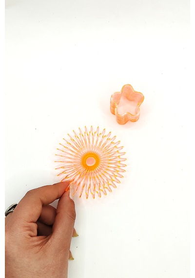 Çiçek Şekilli Neon Turuncu Stres Yayı Oyuncak Stres Yayı - 3 Cm Çapında - 1 Adet
