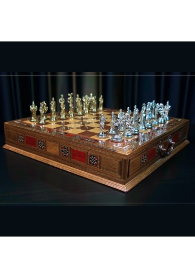 Gifthome Orta Boy Metal İspanyol Satranç Takımı Parlak Ve Masif Ahşap Çekmeceli Tahtası 38x38x6 Cm.