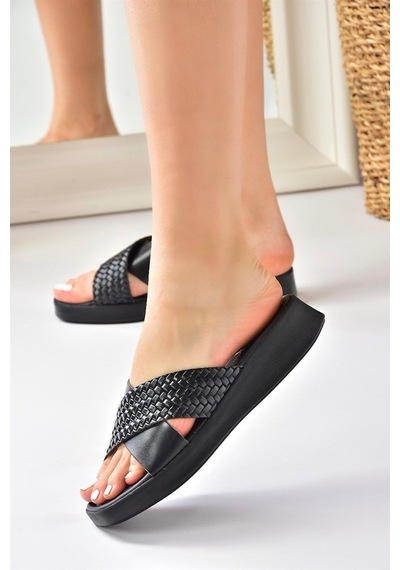 Fox Shoes Siyah Hakiki Deri Çapraz Bantlı Kadın Terlik M291049903