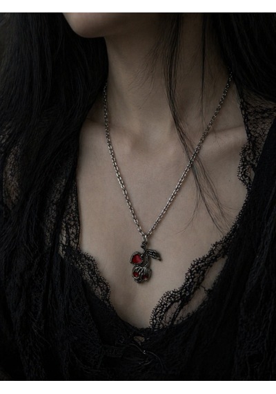 Gotik Kiraz Kuru Kafa Kolye Kırmızı Detaylı Metal Zincir Unisex Çok renkli