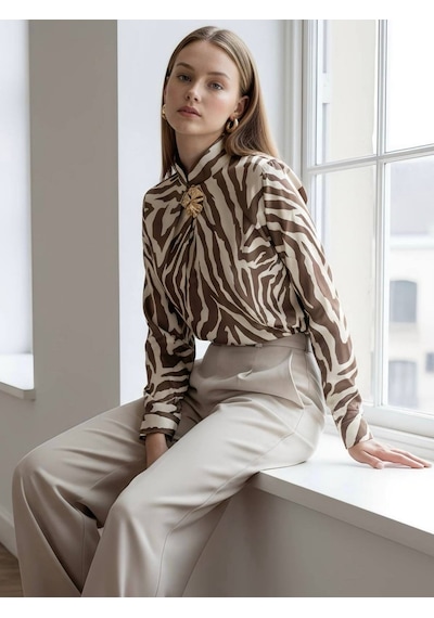 Pera Moda Gold Broşlu Zebra & Batik Desenli Bluz Camel