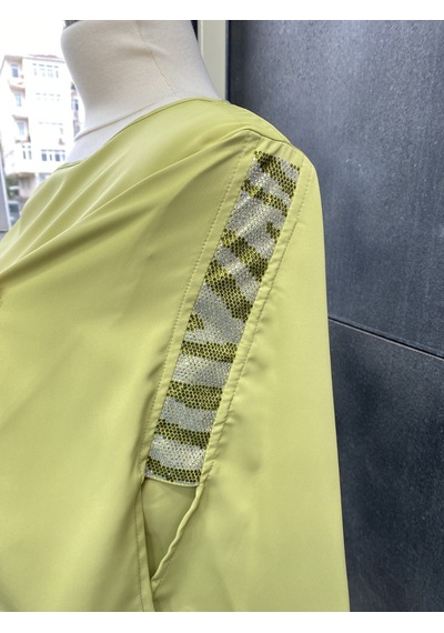 Pera Moda Yanları Boncuklu Zarif Kollu Uzun Oversize Büyük Beden Kadın Gömlek Fıstık Yeşili Pera Moda Yanları Boncuklu Zarif Kollu Uzun Oversize Büyük Beden Kadın Gömlek Fıstık Yeşili