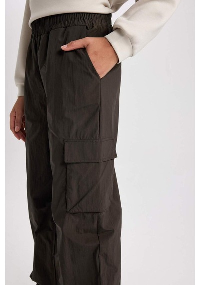 DeFacto Fit Standart Fit Basic Düz Sporcu Paraşüt Pantolon C0373AX23WNBN573 DeFacto Fit Standart Fit Basic Düz Sporcu Paraşüt Pantolon C0373AX23WNBN573