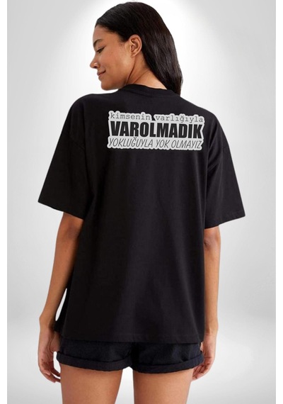 Kimsenin Varlığıyla Varolmadık Yokluğuyla Yok Olmalıyız Yazılı Pamuklu Unisex Oversize Sırt Dijital Baskılı Siyah T-shirt Siyah