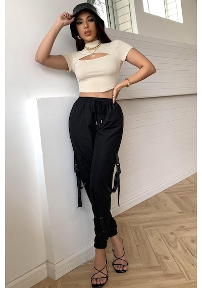 Angbutik Kadın Ekru Göğüs Dekolteli Yarım Kollu Cut Out Crop Top Bluz