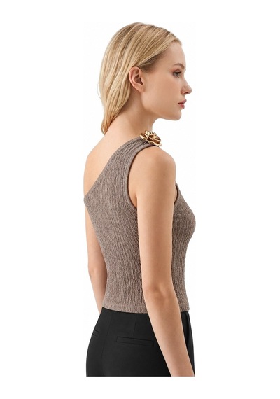 Cottonhıll Premium - Tide Collection Vizon Tek Omuz Çiçek Aksesuarlı Bürümcük Dokulu Kadın Crop Bluz VİZON