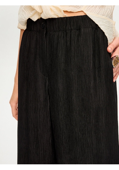Faik Sönmez Beli Lastikli Kendinden Dokulu Wide Leg Fit Pantolon S26pnt030 Us26pnt03010 Siyah Faik Sönmez Beli Lastikli Kendinden Dokulu Wide Leg Fit Pantolon S26pnt030 Us26pnt03010 Siyah