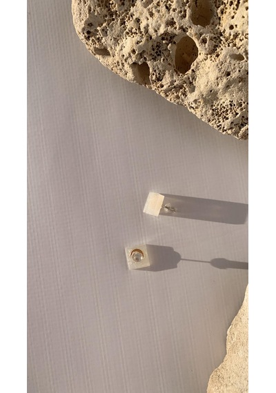 Sedefli Beyaz Renkli Küçük Kare Şekil Gold Aksesuarlı Epoksi Küpe Çok Renkli