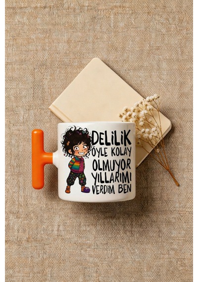 Delilik Öyle Kolay Olmuyor Yıllarımı Verdim Ben Yazılı Baskılı Seramik Hediye Kupa Bardak Çok Renkli