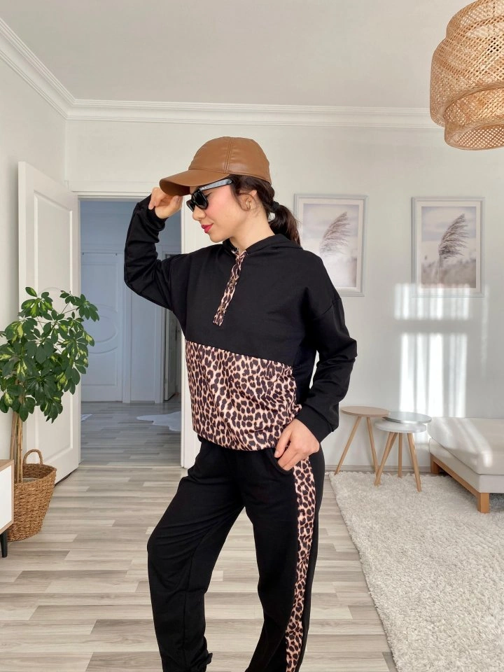De'charme Kadın Uzun Kollu Leopar Detay Sweat Ve Yanı Leopar Şerit Detay Pantolon Ikili Takım Siyah De'charme Kadın Uzun Kollu Leopar Detay Sweat Ve Yanı Leopar Şerit Detay Pantolon Ikili Takım Siyah