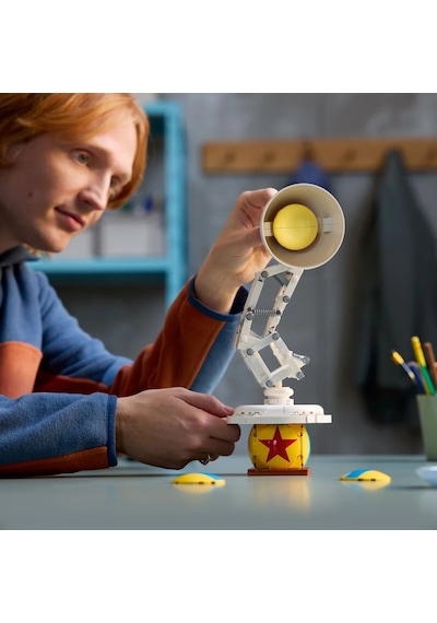 LEGO® Ideas | Disney Pixar Luxo Jr. 21357 - Yetişkinler için Koleksiyonluk Sergileme Modeli Yapım Seti (613 Parça)