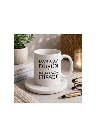 Motivasyon Serisi Daha Az Düşün, Daha Fazla Hisset Çift Taraflı Baskılı Seramik Kupa 300 Ml Premium Kahve Kupası Beyaz