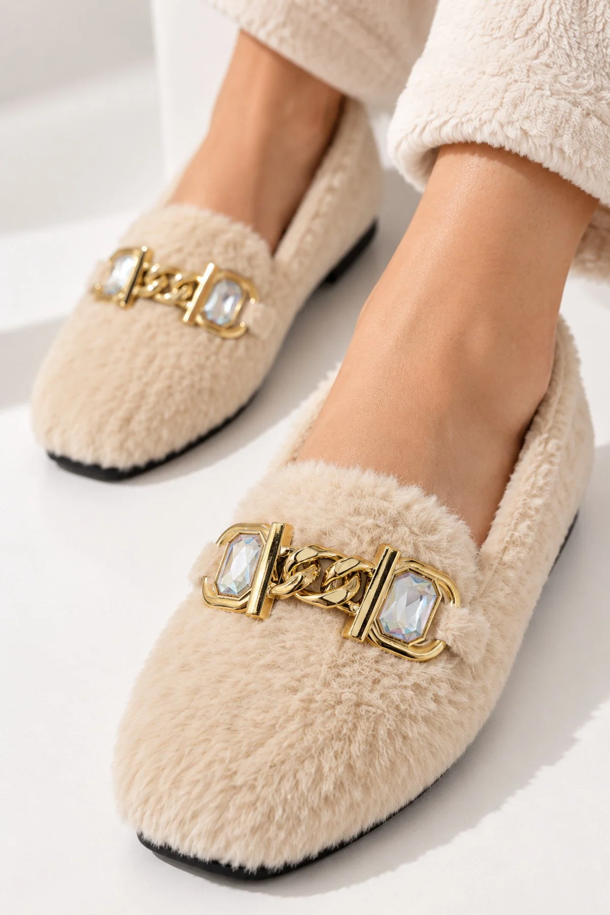 Modafocus Bej Kadın Taşlı Gold Zincir Detaylı Peluş Ev Babeti Kışlık Rahat Terlik Bej-2