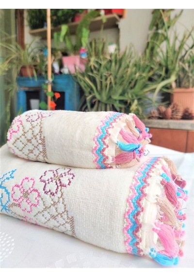 Çiçek Kelebek Nakışlı Püsküllü Bukle Havlu Seti 30x50 1 Adet + 50x90 1 Adet 2 Li Set Açık Krem