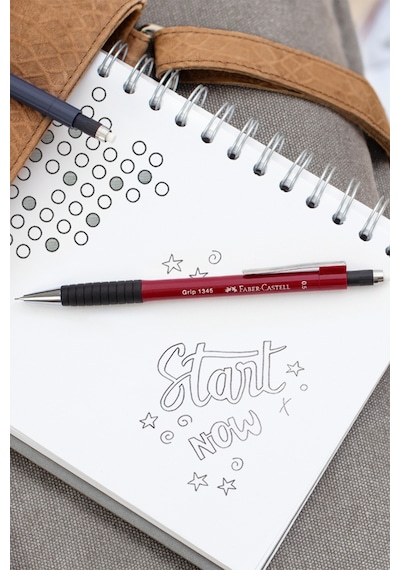 Faber-Castell Grip 1347 Versatil Kalem, 0.7 mm, Bordo, Ergonomik Tutuş, Yaylı Uç, Uzun Silgi, Modern Tasarım