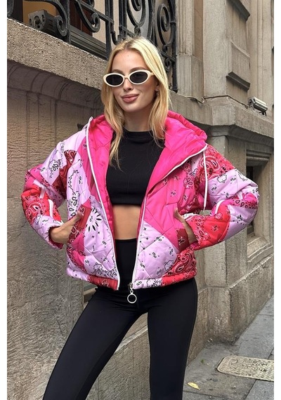 Pembe Desenli Kapüşonlu Kolları Fermuarlı Kısa Şişme Mont