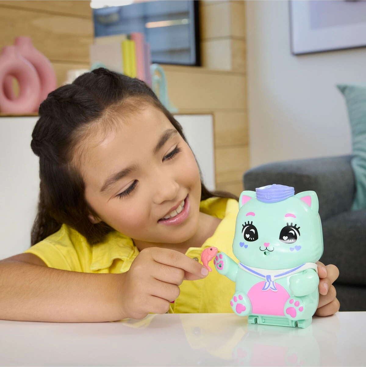 Minik Kedi Yelkende Mini Oyun Seti, 1 Mikro Bebek Ve Aksesuarlarıyla Jcr37