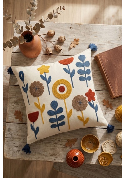 Modern Bahçe Renkli Çiçek Motifli Punch Nakışlı Püsküllü Pamuk Kırlent Kılıfı 42x42 Cm Mavi