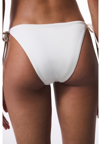 Penti Adeline Çiçek Aksesuarlı Beyaz Bikini Altı - Gamze Erçel Koleksiyonu