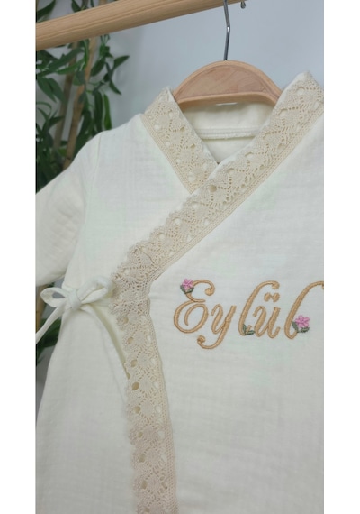 Gros Shop Müslin Yeni Doğan 4katlı Organik %100pamuk Kişiye Özgü Nakışlı Hastane Çıkış Seti Kalpli Model-5 Ekru-2