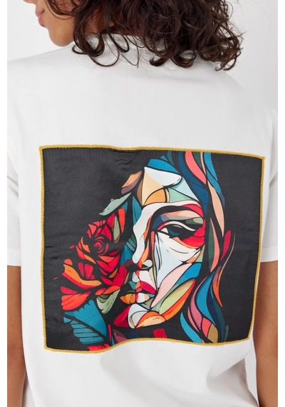 Yapay Zeka Tasarım Sırt Aplike Özel Baskılı %100 Pamuklu Penye Regular Fit T-shirt Pikasso2 Beyaz