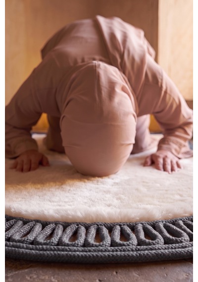 Merplush Mihraplı Peluş Seccade 75x130 Cm Süet Taban Yıkanabilir Yumuşak Namaz Halısı Krem - Füme
