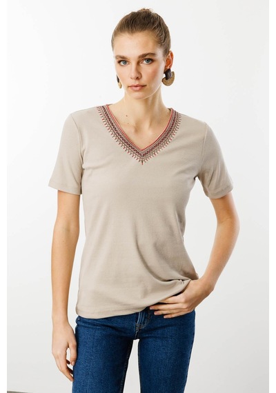 Desen Triko V Yaka Yakası Nakış İşlemeli Pamuklu Kadın T-shirt 25758d Bej