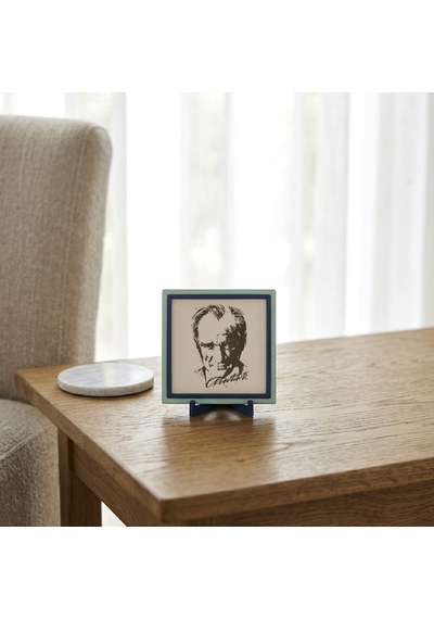 Atatürk Portreli Premium Masaüstü Aksesuarı, Modern Yaşam Alanlarına Estetik Katan Dekoratif 10x10cm