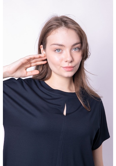 Kadın İpeksi Yumuşak Kumaş Geniş Sıfır Yaka Önü Pencereli Yanları Yırtmaçlı Tshirt Bluz-koyu Lacivert K.lacivert Kadın İpeksi Yumuşak Kumaş Geniş Sıfır Yaka Önü Pencereli Yanları Yırtmaçlı Tshirt Bluz-koyu Lacivert K.lacivert