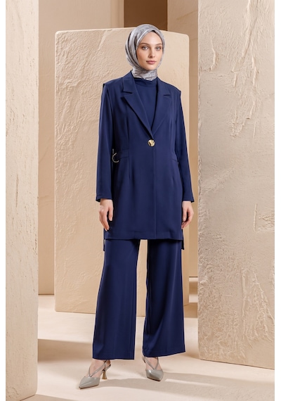 Armine Trend Klasik Yaka Aksesuar Detaylı Uzun Ceket Geniş Paça Pantolon Üçlü Takım Lacivert 26ka630 Armine Trend Klasik Yaka Aksesuar Detaylı Uzun Ceket Geniş Paça Pantolon Üçlü Takım Lacivert 26ka630