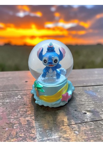 9cm-6cm Şato Önü Figürlü Işıklı Stitch Kar Küre 9x6