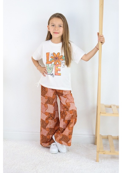 Fesshera Kız Çocuk Love Yourself Baskılı Tişört Ve Geometrik Etnik Desenli Geniş Paça Pantolon Takımı Kahverengi Fesshera Kız Çocuk Love Yourself Baskılı Tişört Ve Geometrik Etnik Desenli Geniş Paça Pantolon Takımı Kahverengi