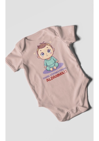 Sakin Görünüyorum Aldanma Baskılı Bebek Zıbını Çıtçıtlı Body %100 Pamuk Kısa Kol Pastel Pembe