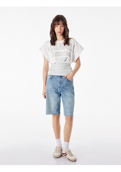 Koton Slim Fit Pamuklu Çizgili Kayık Yaka Kısa Kollu Baskılı Tişört Ekru 6sal10835ık
