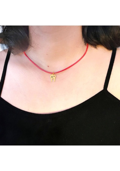 R Harfine Özel 14 Ayar Altın Plakalı Kırmızı Bağlıklı Diş Motifli Hediyelik Kolye-627harf R